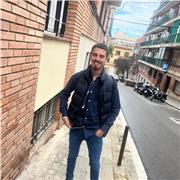 Soy una persona joven con muchos años fuera del país con amplios conocimientos de inglés